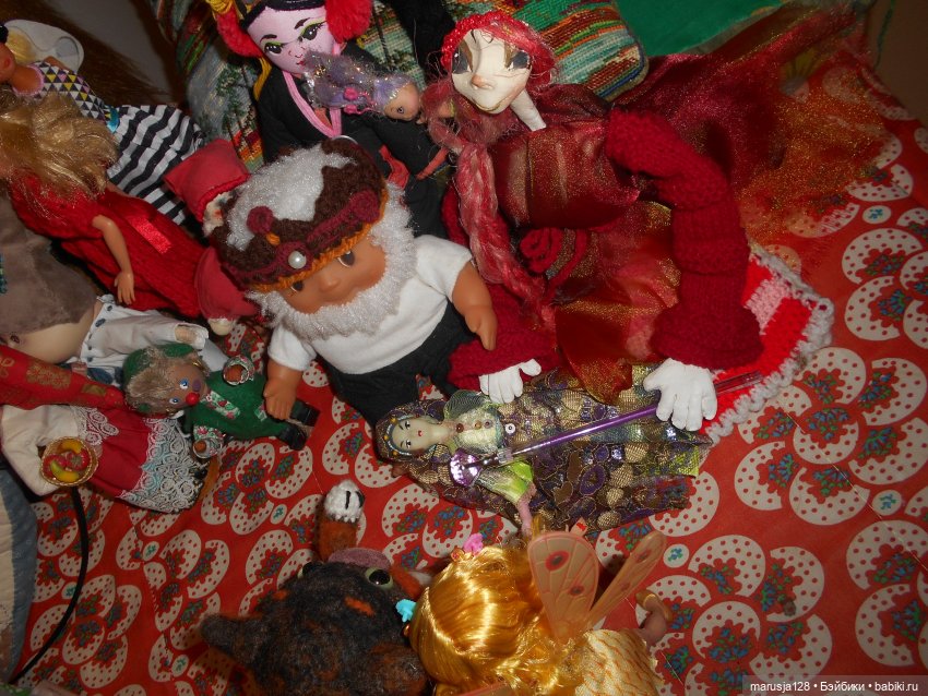 Дед Мороз раздаёт подарки и... спасает королеву