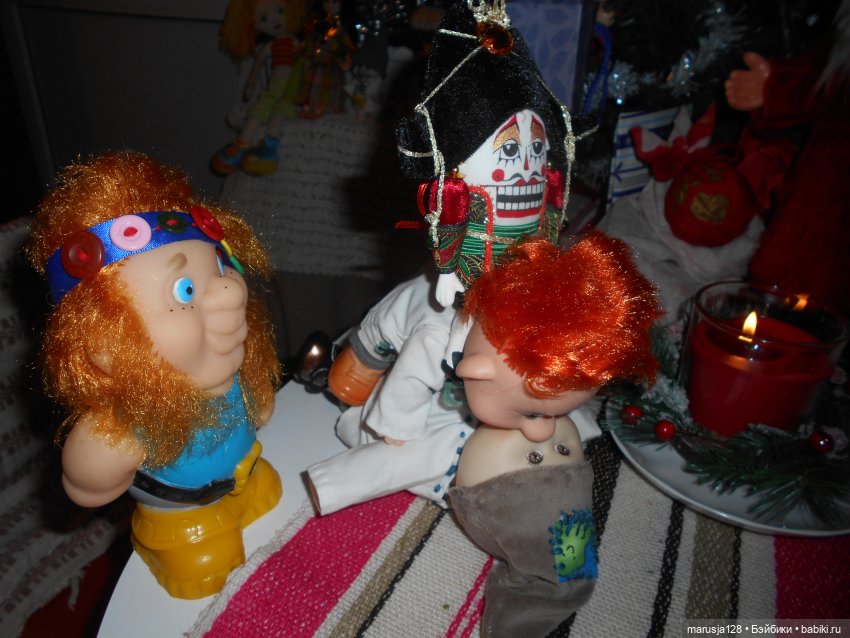 Дед Мороз раздаёт подарки и... спасает королеву