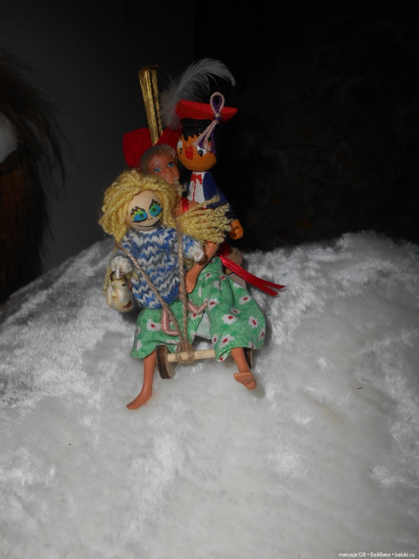 Дед Мороз раздаёт подарки и... спасает королеву