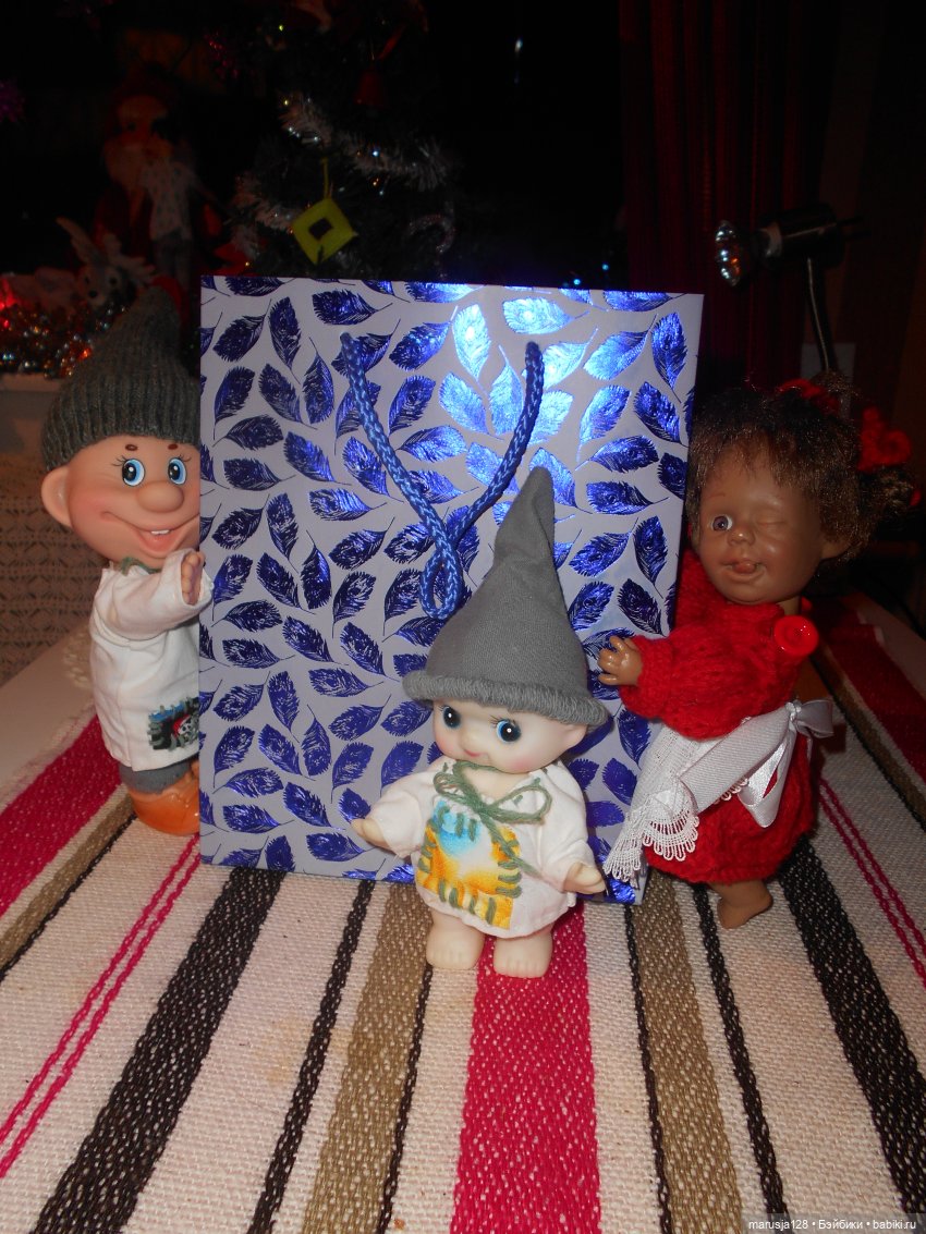 Дед Мороз раздаёт подарки и... спасает королеву