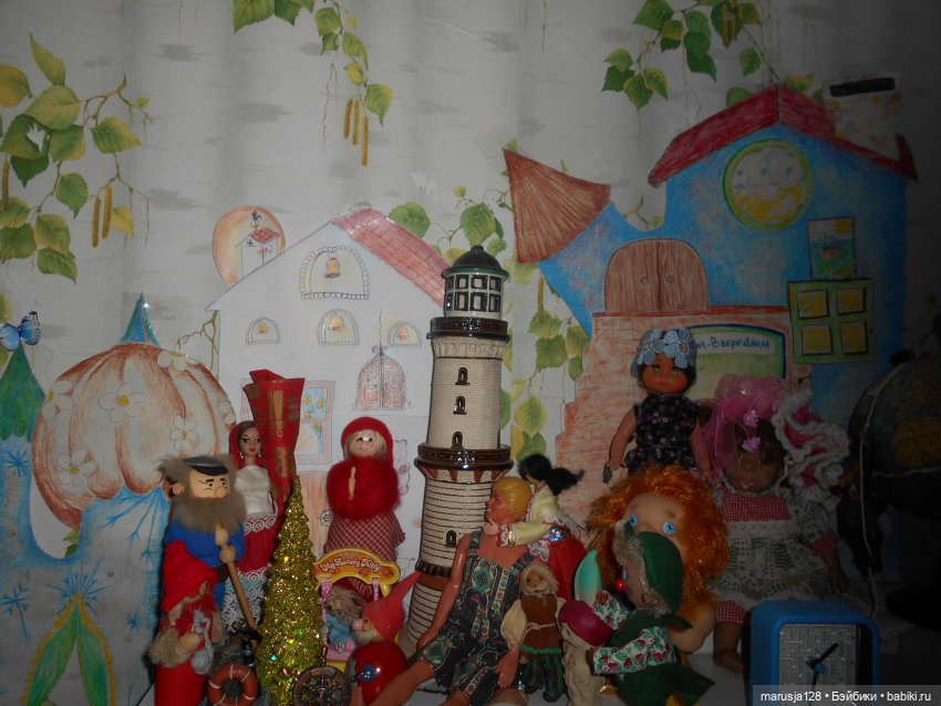 Дед Мороз раздаёт подарки и... спасает королеву