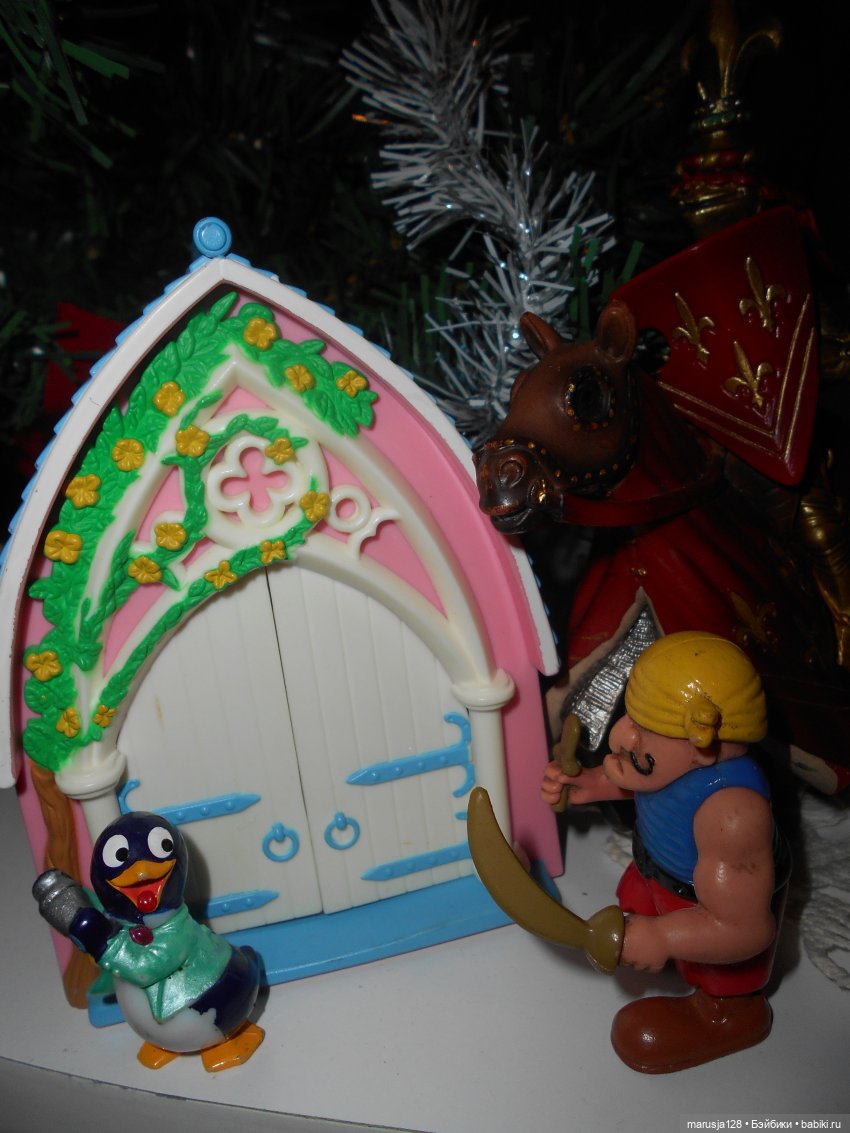 Дед Мороз раздаёт подарки и... спасает королеву