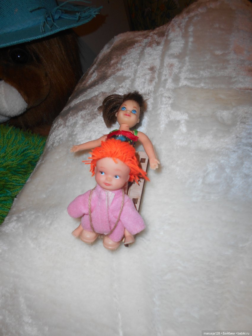 Дед Мороз раздаёт подарки и... спасает королеву