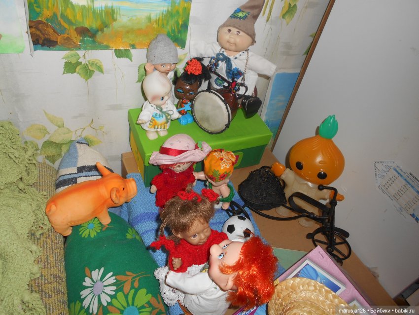 Дед Мороз раздаёт подарки и... спасает королеву