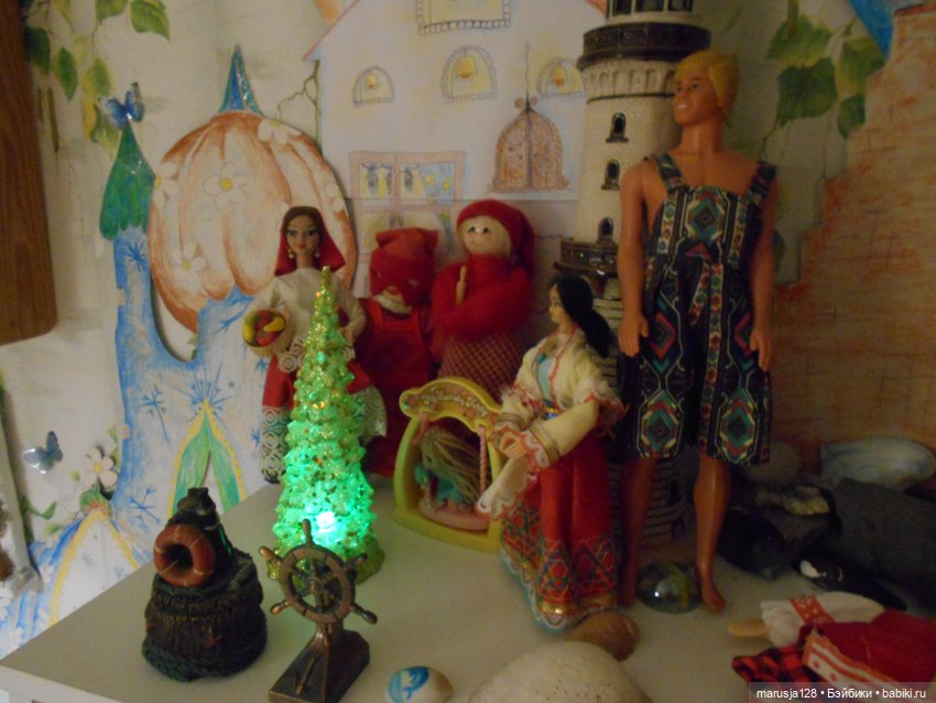 Дед Мороз раздаёт подарки и... спасает королеву