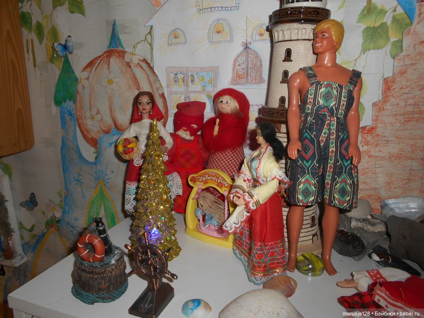 Дед Мороз раздаёт подарки и... спасает королеву