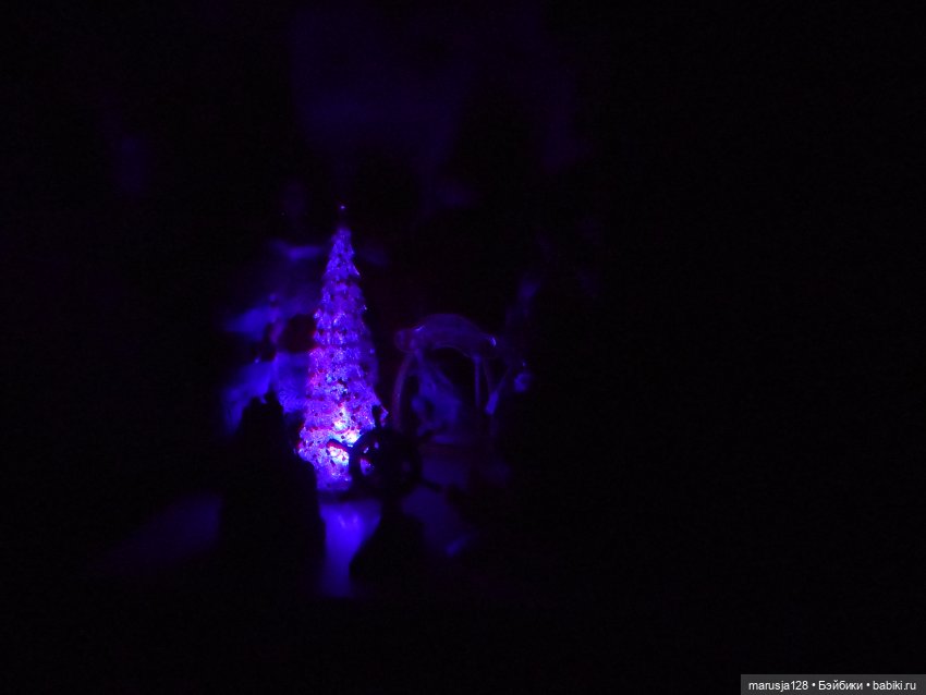 Дед Мороз раздаёт подарки и... спасает королеву