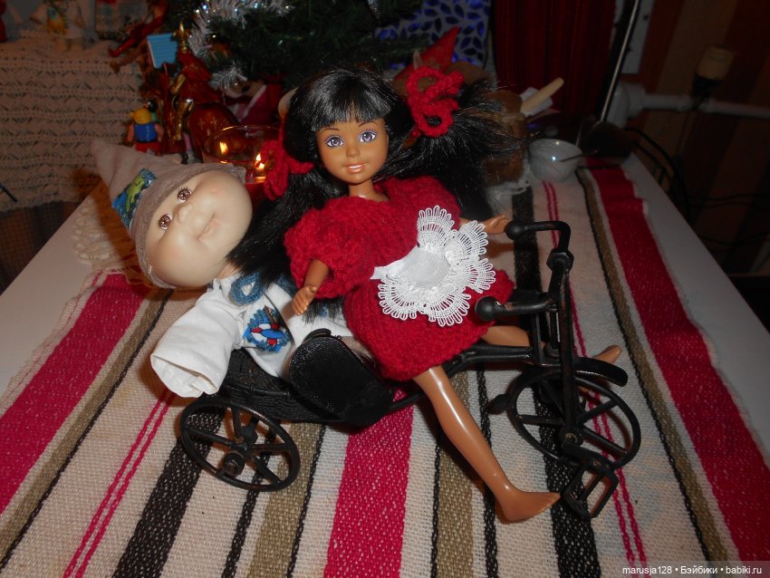 Дед Мороз раздаёт подарки и... спасает королеву