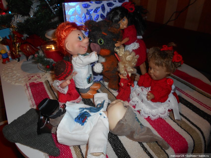 Дед Мороз раздаёт подарки и... спасает королеву