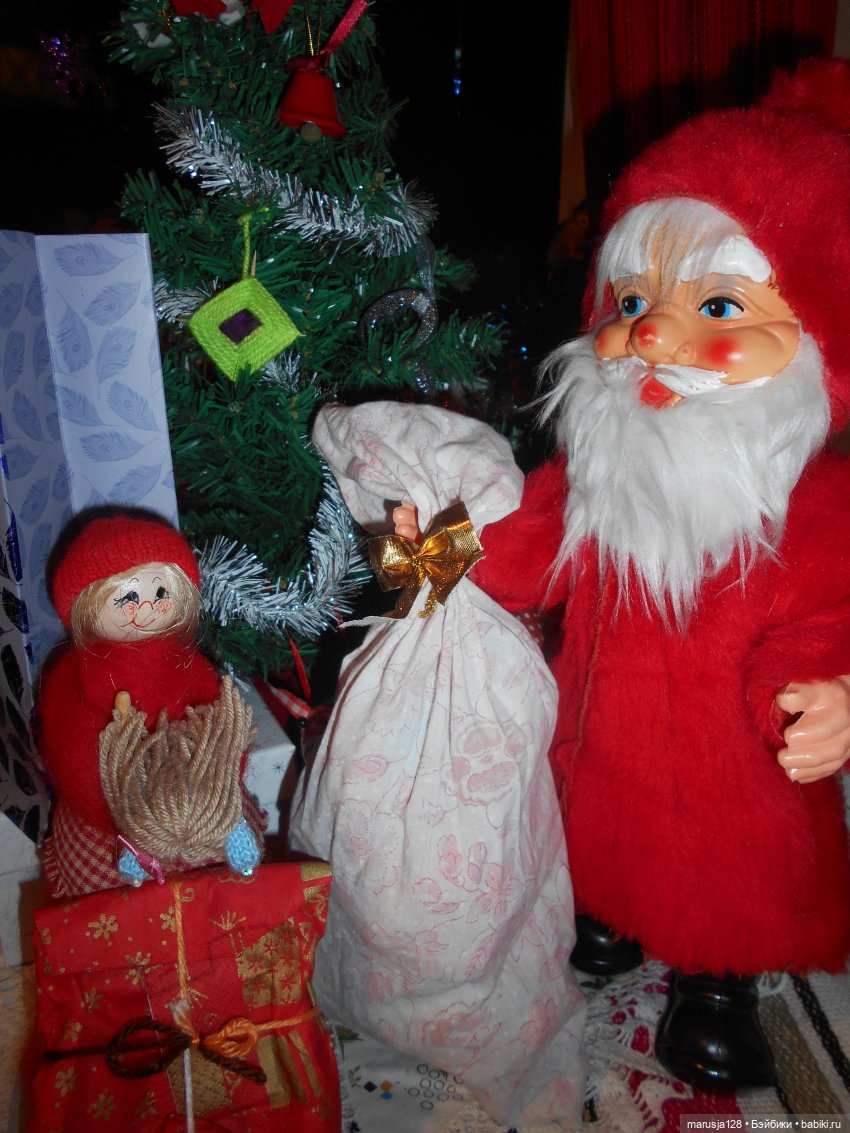 Дед Мороз раздаёт подарки и... спасает королеву (фото 4)