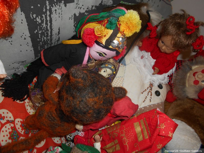 Дед Мороз раздаёт подарки и... спасает королеву