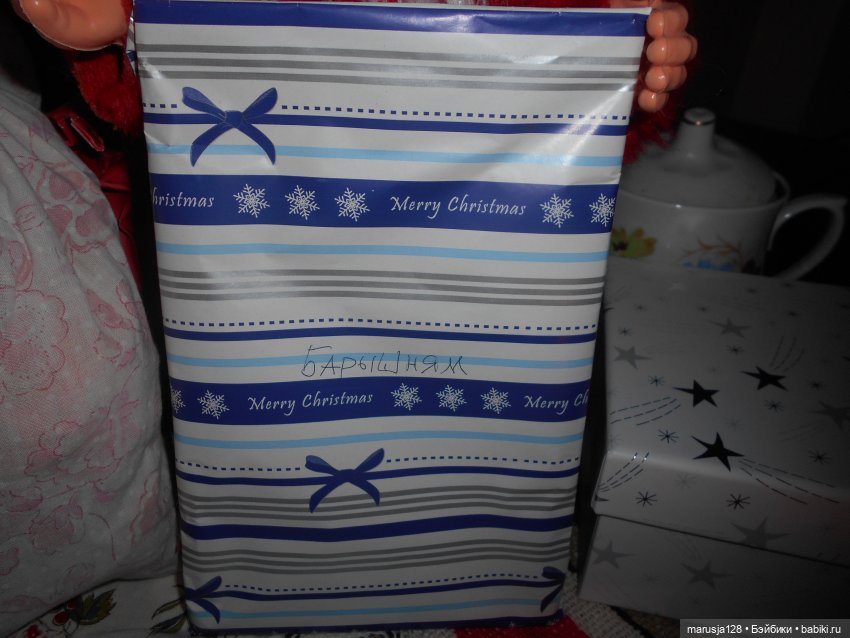 Дед Мороз раздаёт подарки и... спасает королеву