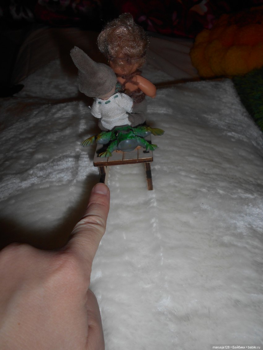 Дед Мороз раздаёт подарки и... спасает королеву