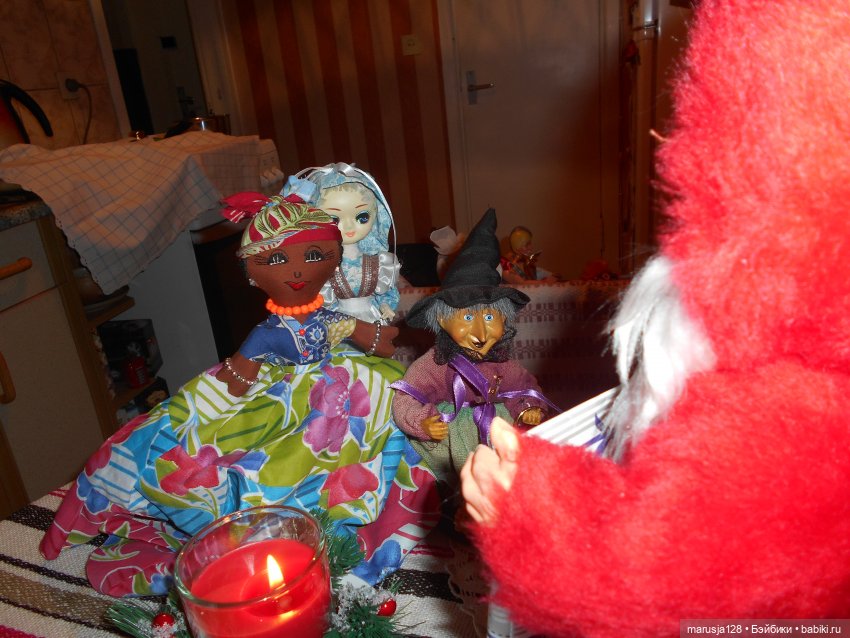 Дед Мороз раздаёт подарки и... спасает королеву