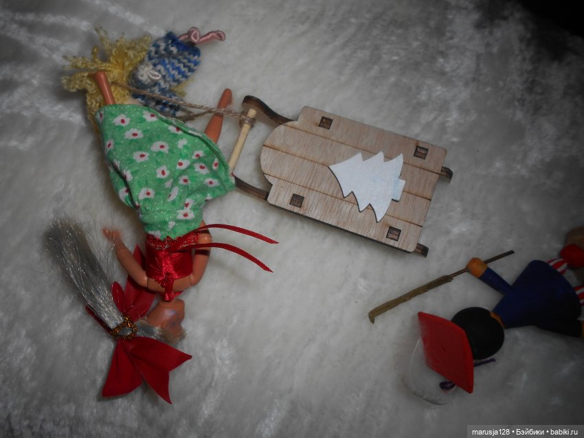 Дед Мороз раздаёт подарки и... спасает королеву