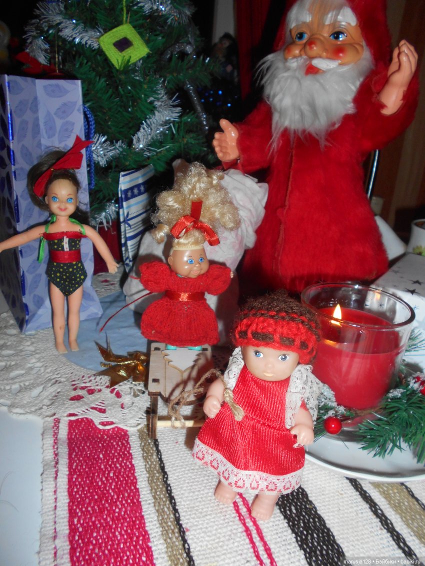 Дед Мороз раздаёт подарки и... спасает королеву