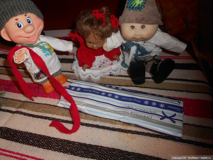 Дед Мороз раздаёт подарки и... спасает королеву