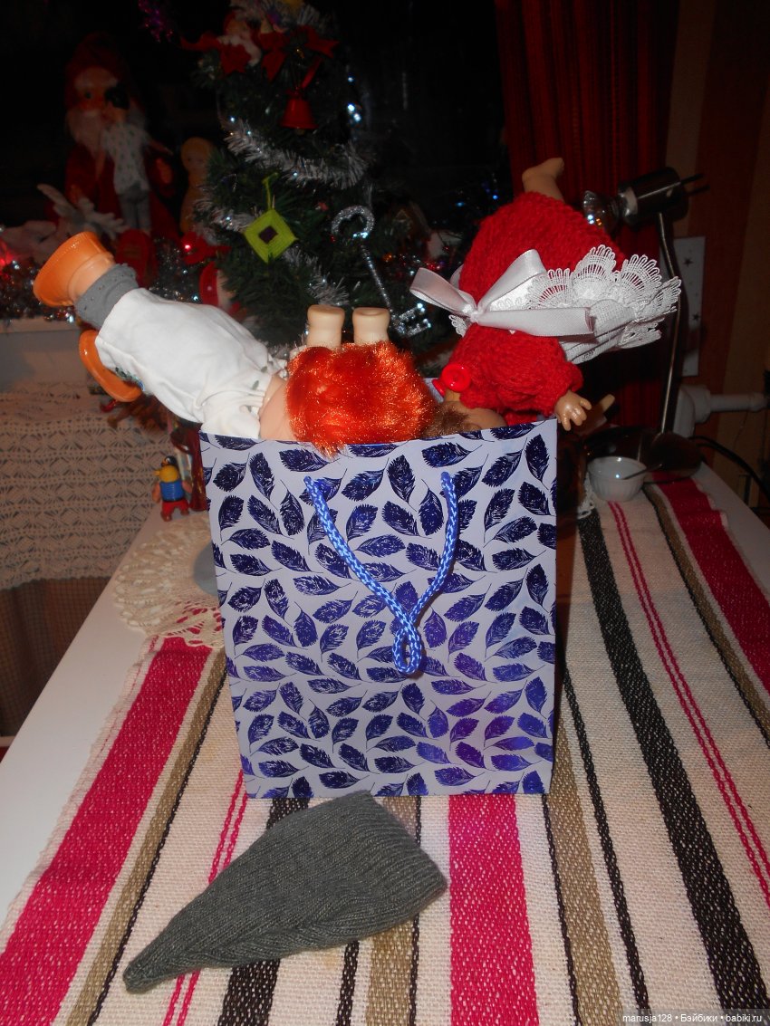 Дед Мороз раздаёт подарки и... спасает королеву