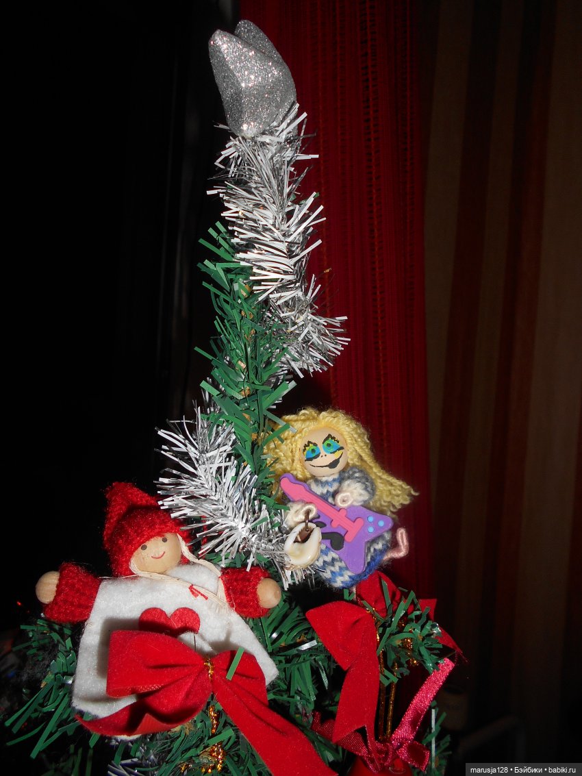 Дед Мороз раздаёт подарки и... спасает королеву (фото 10)