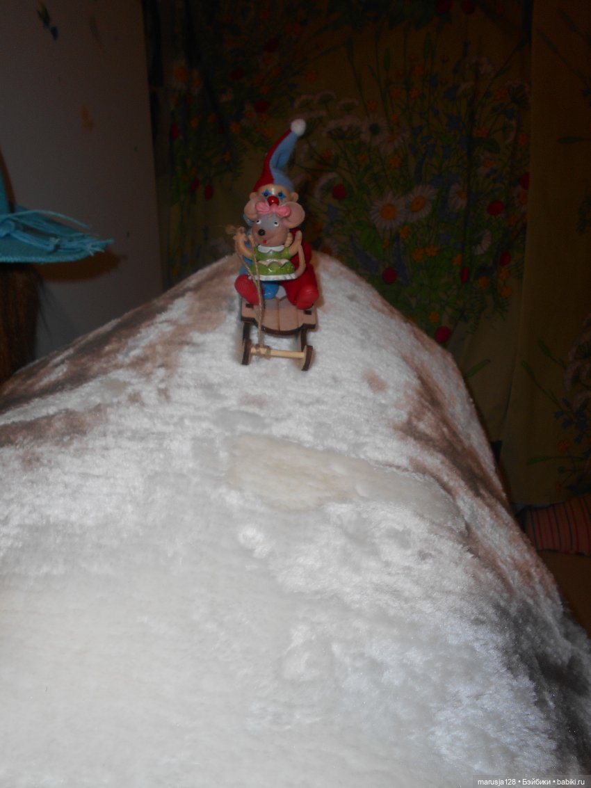 Дед Мороз раздаёт подарки и... спасает королеву