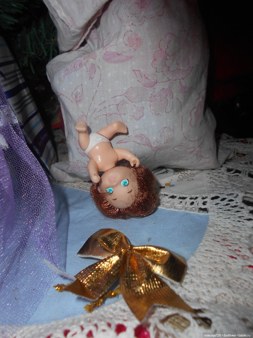 Дед Мороз раздаёт подарки и... спасает королеву (фото 8)