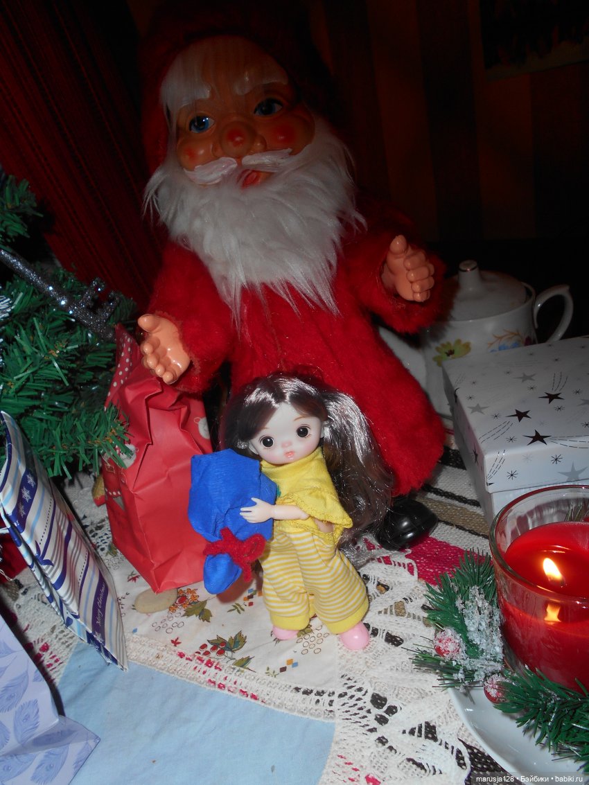 Дед Мороз раздаёт подарки и... спасает королеву