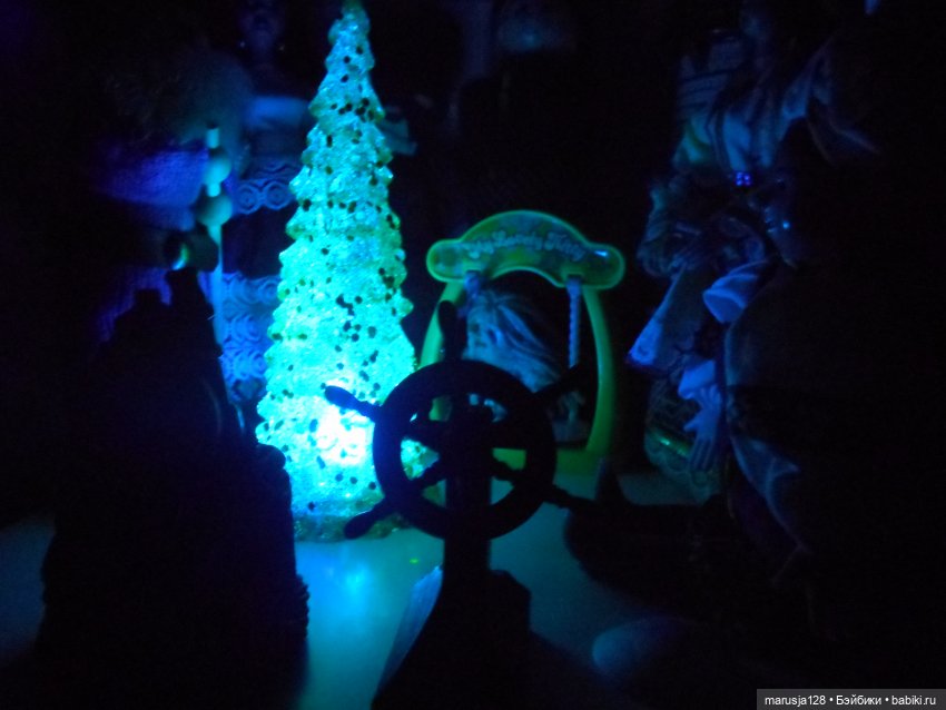 Дед Мороз раздаёт подарки и... спасает королеву