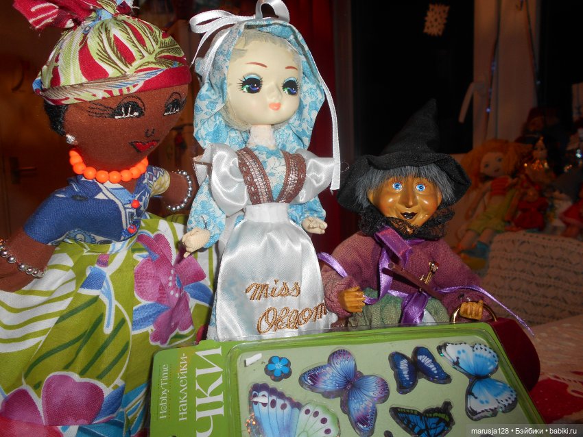 Дед Мороз раздаёт подарки и... спасает королеву