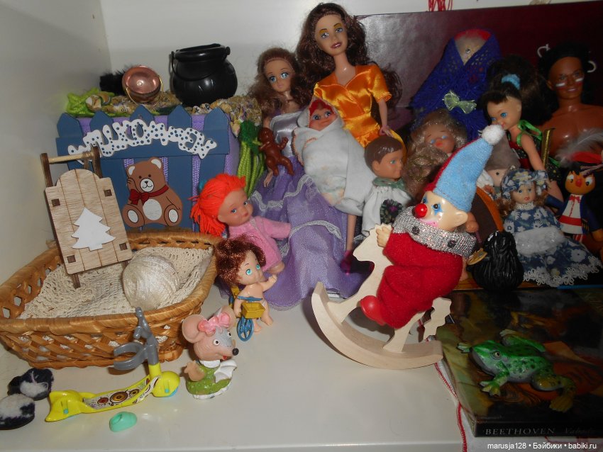 Дед Мороз раздаёт подарки и... спасает королеву