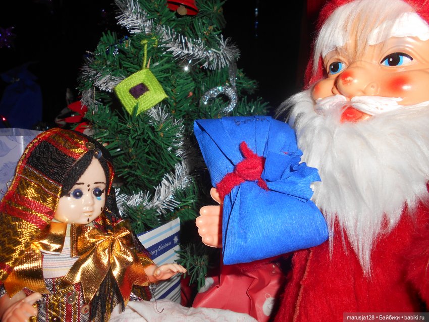 Дед Мороз раздаёт подарки и... спасает королеву