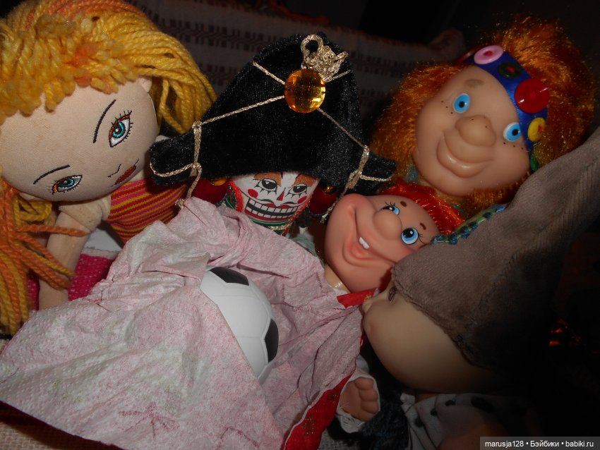 Дед Мороз раздаёт подарки и... спасает королеву