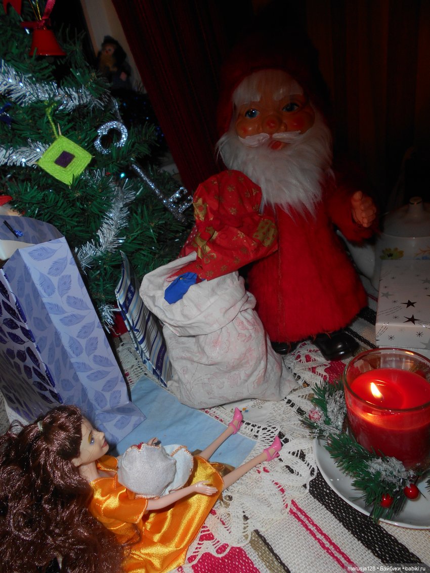 Дед Мороз раздаёт подарки и... спасает королеву (фото 6)