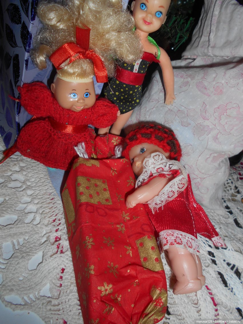 Дед Мороз раздаёт подарки и... спасает королеву