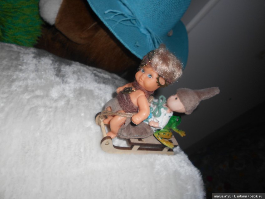 Дед Мороз раздаёт подарки и... спасает королеву