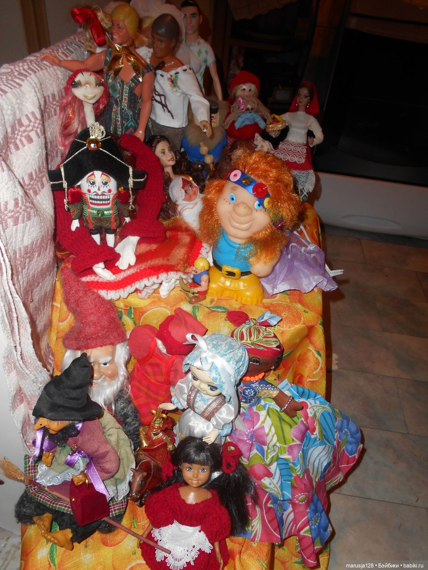 Дед Мороз раздаёт подарки и... спасает королеву (фото 2)