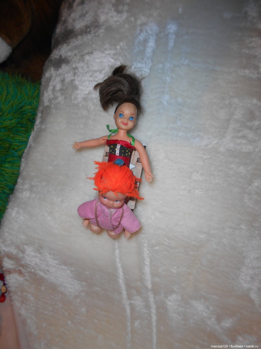 Дед Мороз раздаёт подарки и... спасает королеву