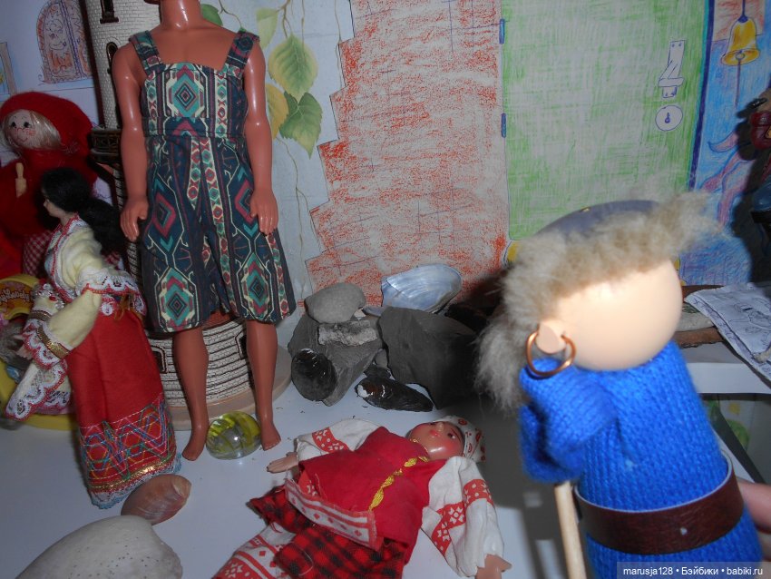 Дед Мороз раздаёт подарки и... спасает королеву