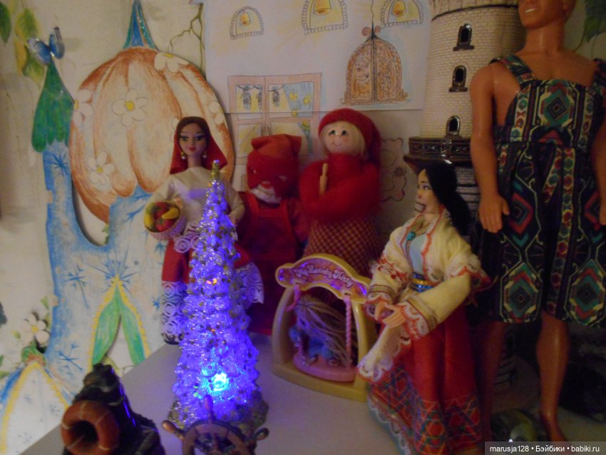 Дед Мороз раздаёт подарки и... спасает королеву