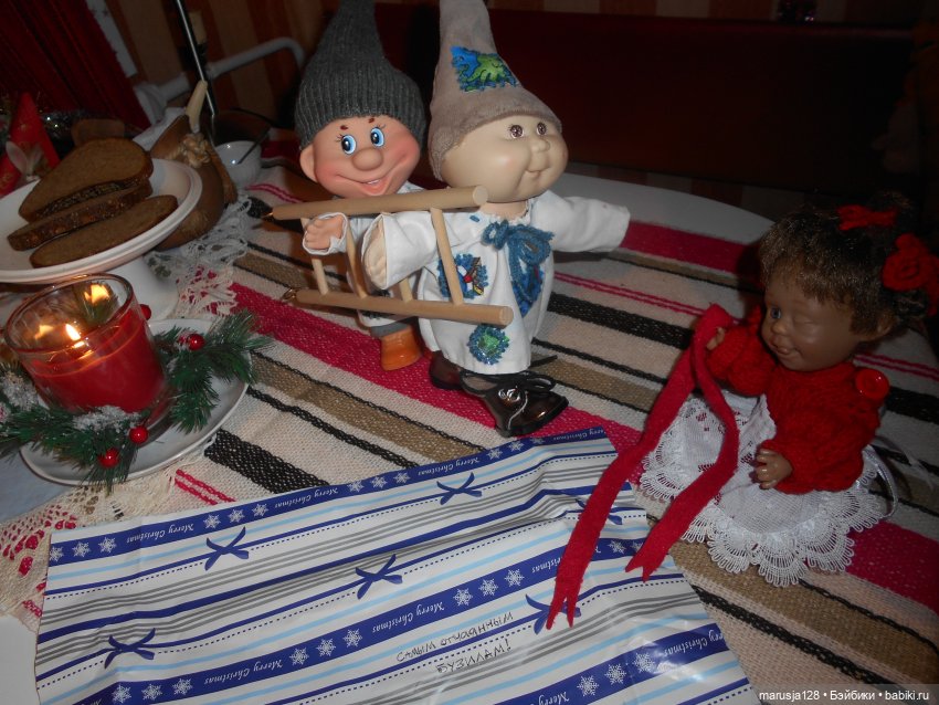 Дед Мороз раздаёт подарки и... спасает королеву