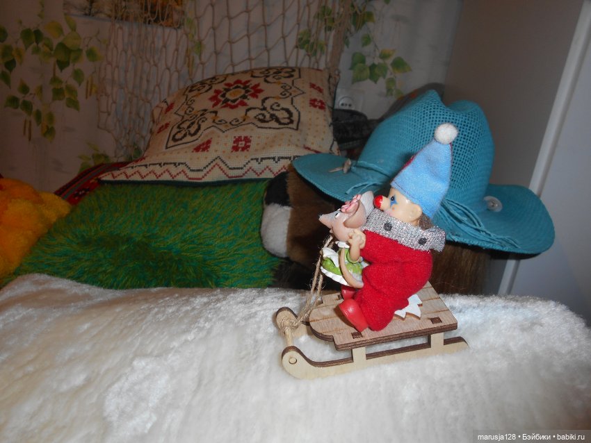 Дед Мороз раздаёт подарки и... спасает королеву