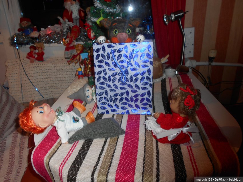 Дед Мороз раздаёт подарки и... спасает королеву