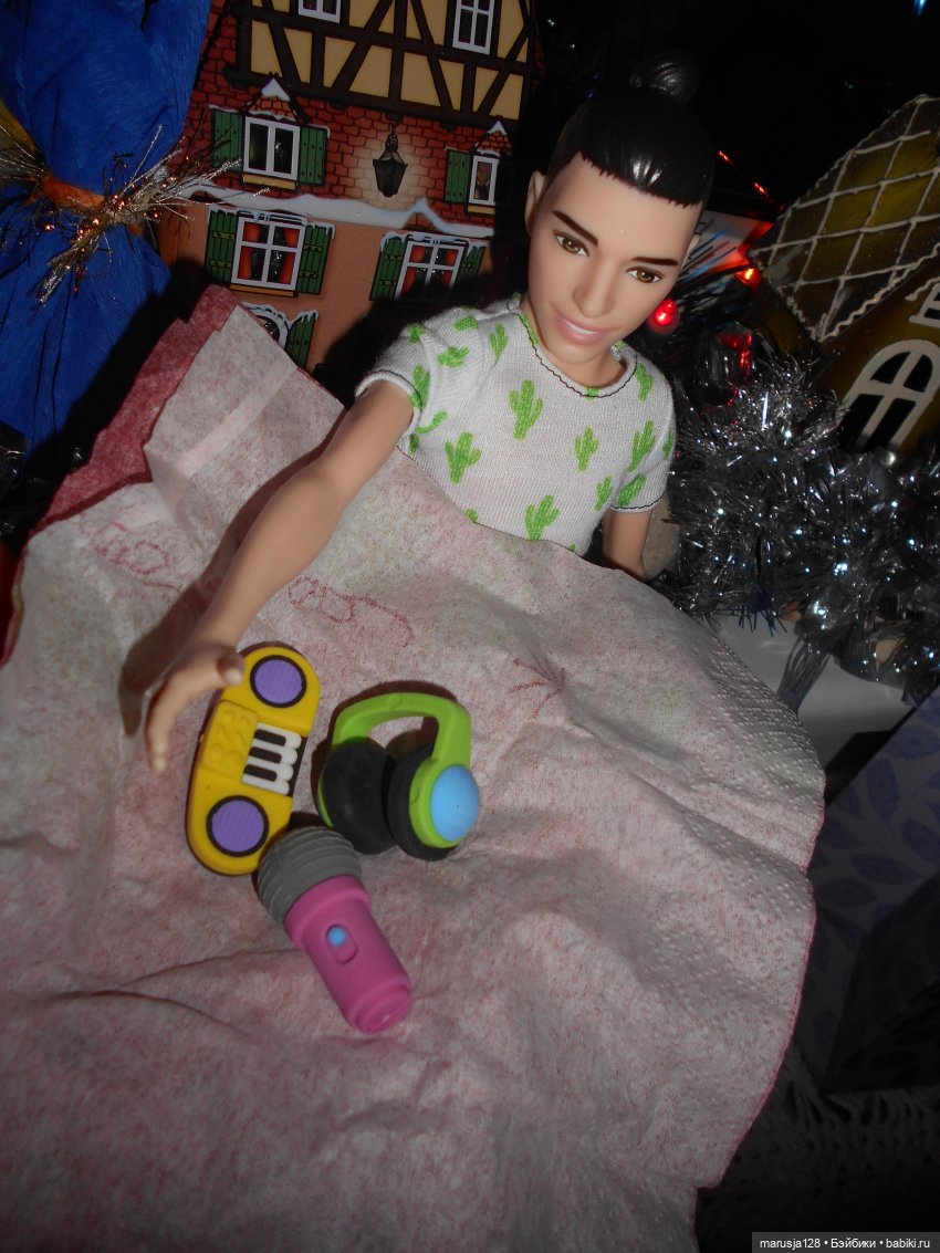 Дед Мороз раздаёт подарки и... спасает королеву