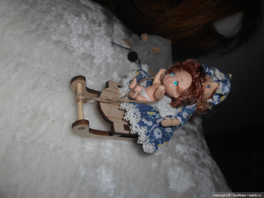 Дед Мороз раздаёт подарки и... спасает королеву