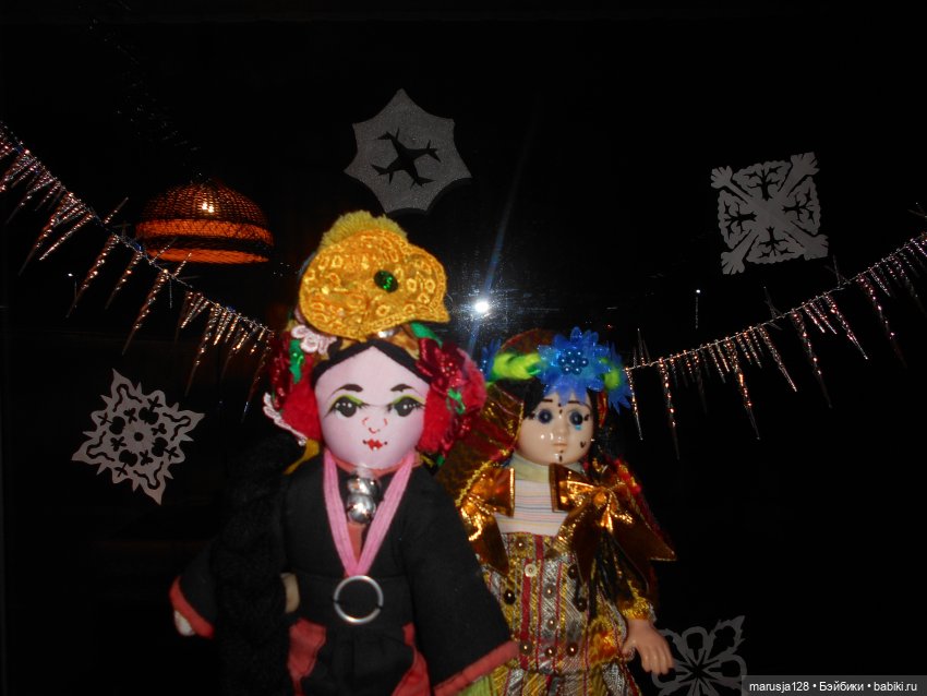 Дед Мороз раздаёт подарки и... спасает королеву