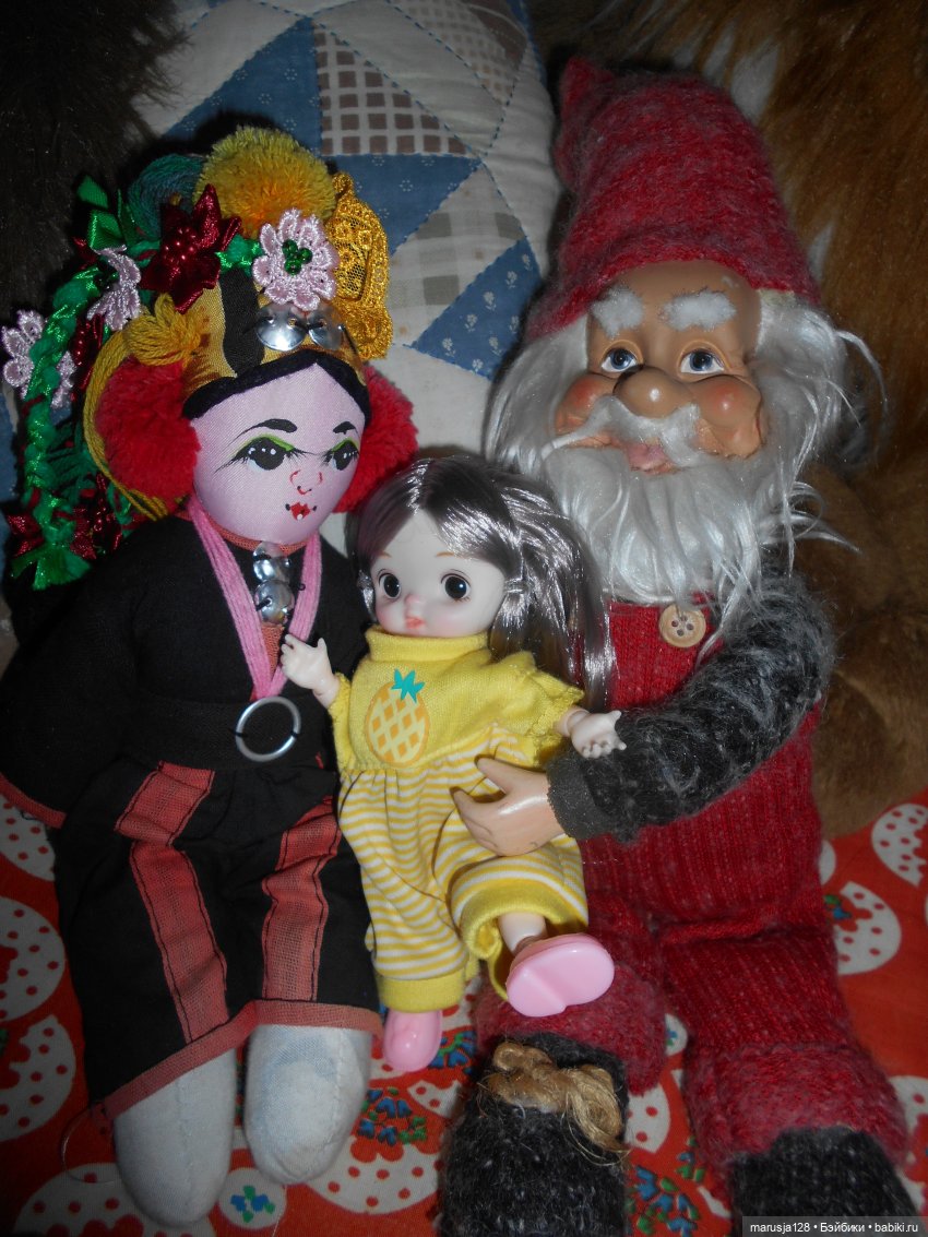 Дед Мороз раздаёт подарки и... спасает королеву