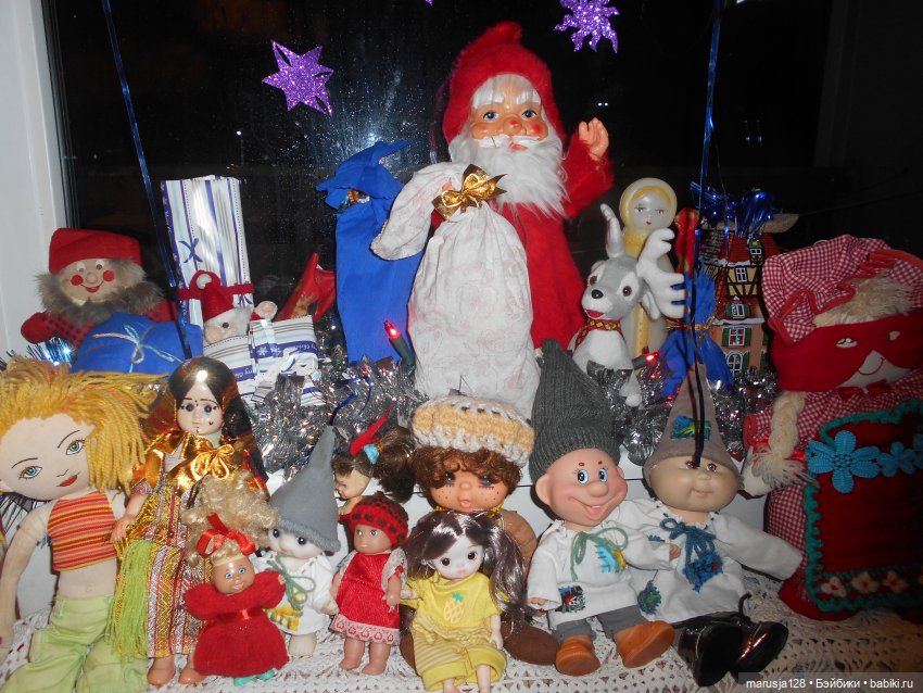 Дед Мороз раздаёт подарки и... спасает королеву