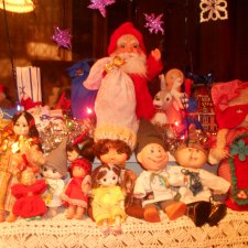 Дед Мороз раздаёт подарки и... спасает королеву