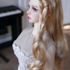 Сериначака продолжает приодеваться.