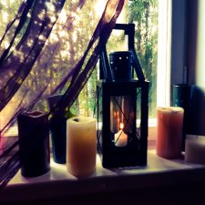 Про фонарь, бюро, табуреточку и кошку