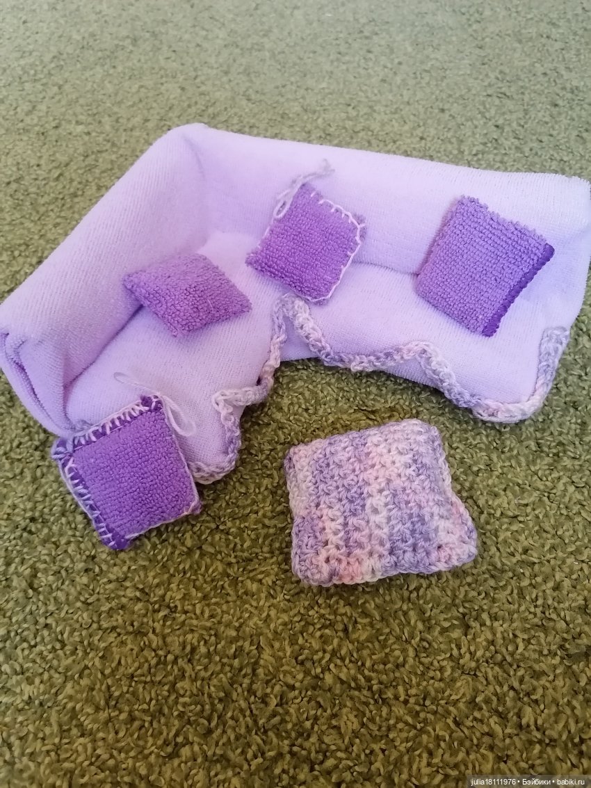 диван и подушечки